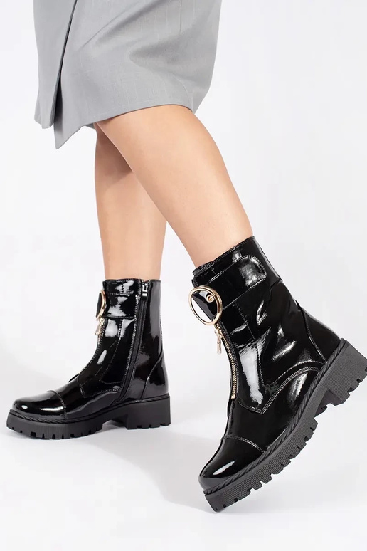 black lacquered boots z ozdobnym zamkiem