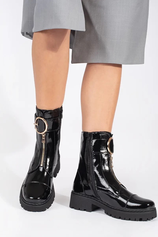 black lacquered boots z ozdobnym zamkiem