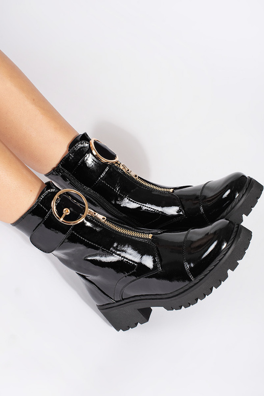 black lacquered boots z ozdobnym zamkiem