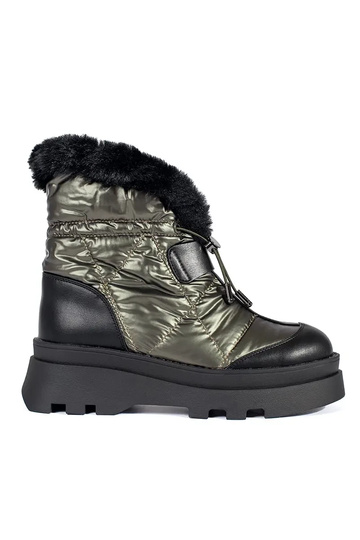 Women's snow boots in green...