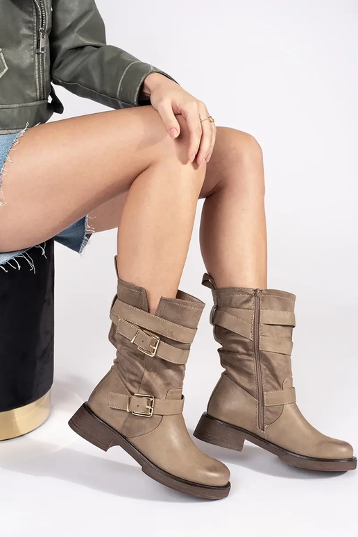 Beige ladies' low-heeled shoes with... Beige ladies' low-heeled shoes with...