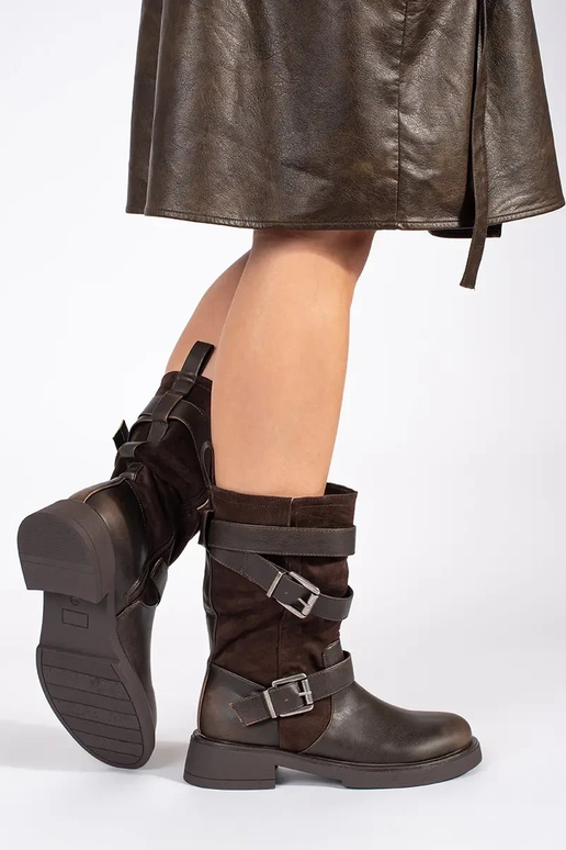 Women's brown low-heeled shoes with... Women's brown low-heeled shoes with...