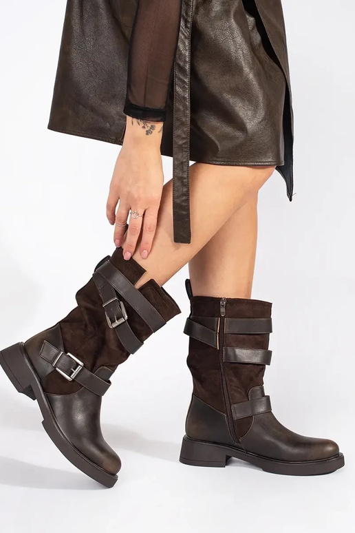 Women's brown low-heeled shoes with... Women's brown low-heeled shoes with...