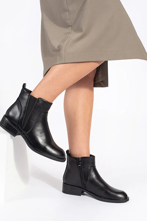 Women's low-heeled boots in black