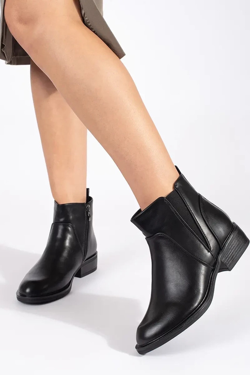Women's low-heeled boots in black