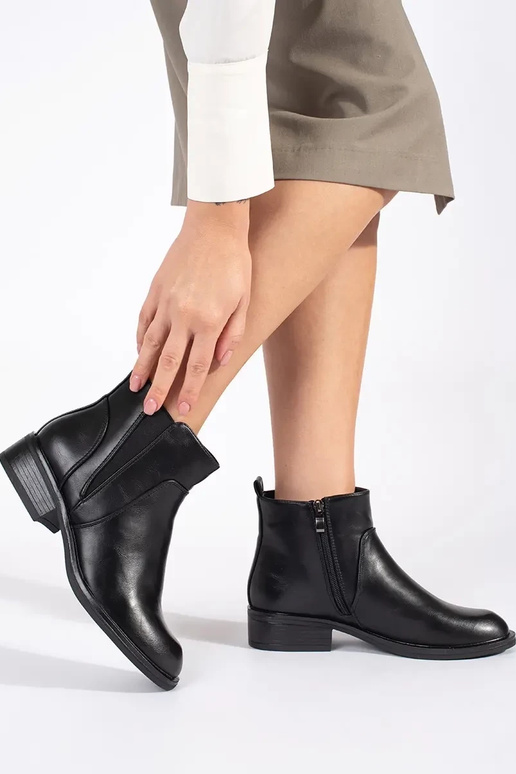 Women's low-heeled boots in black