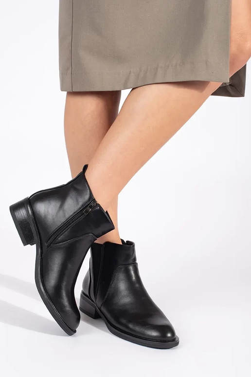 Women's low-heeled boots in black