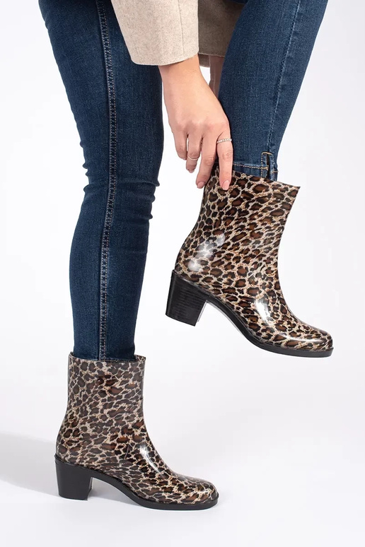 Rubber boots Inomens on highheels...