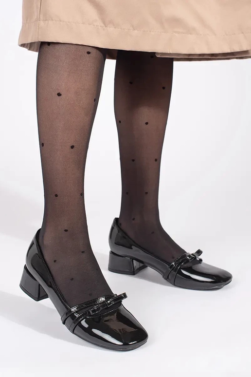 Czarne lakierowane czółenka na niskim... Czarne lakierowane czółenka na niskim...