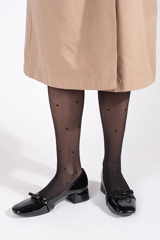 Czarne lakierowane czółenka na niskim... Czarne lakierowane czółenka na niskim...