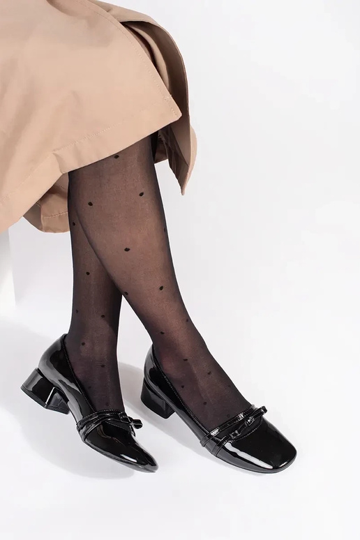 Czarne lakierowane czółenka na niskim... Czarne lakierowane czółenka na niskim...