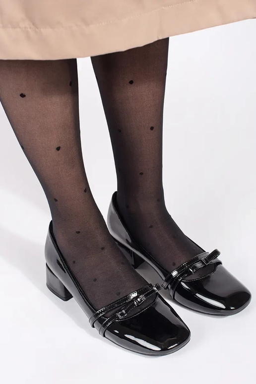 Czarne lakierowane czółenka na niskim... Czarne lakierowane czółenka na niskim...