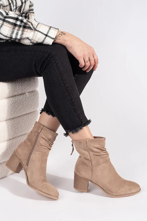 beige of suede Inomens boots Inith a...
