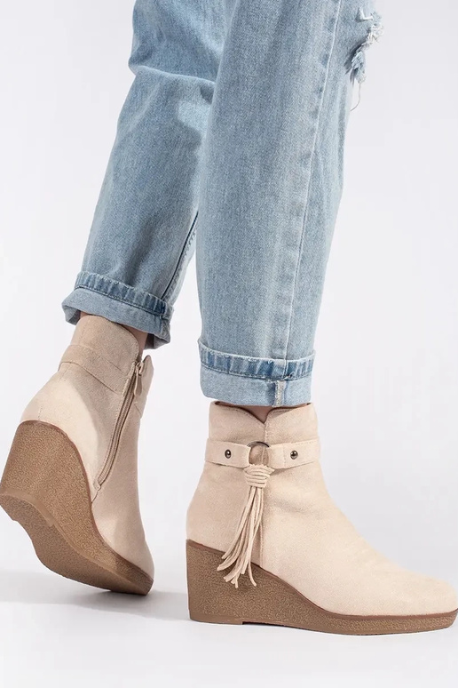 Zamszowe jasnobeżowe botki damskie na...