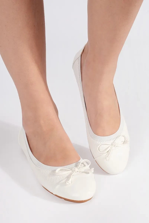 Białe lakierowane baleriny z kokardką