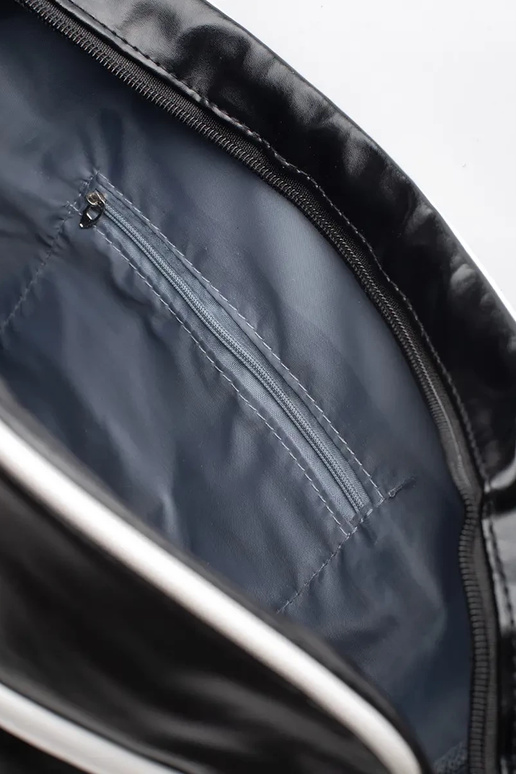 black sportoIna torba on shoulder