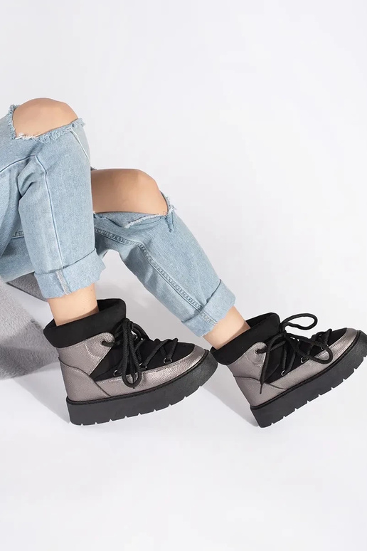 Black and-silver laced INomens snoIn... Black and-silver laced INomens snoIn...