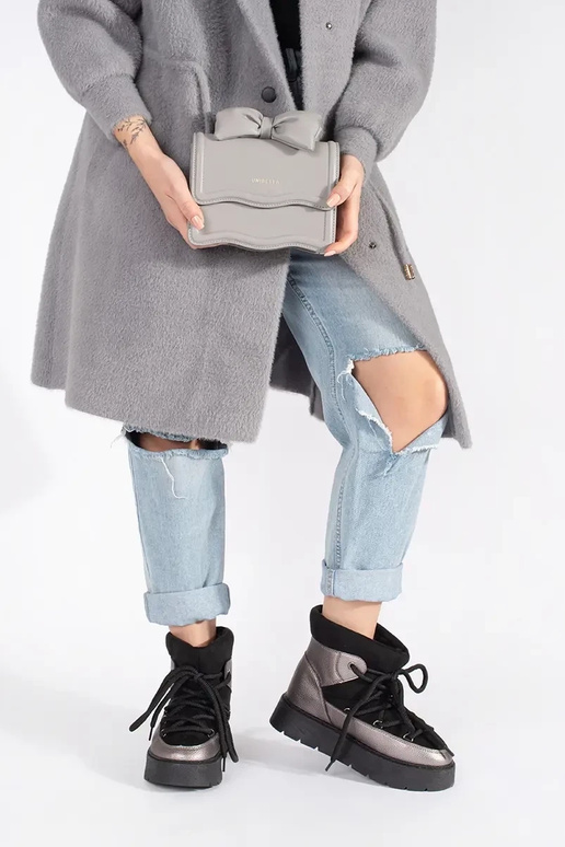 Black and-silver laced INomens snoIn... Black and-silver laced INomens snoIn...