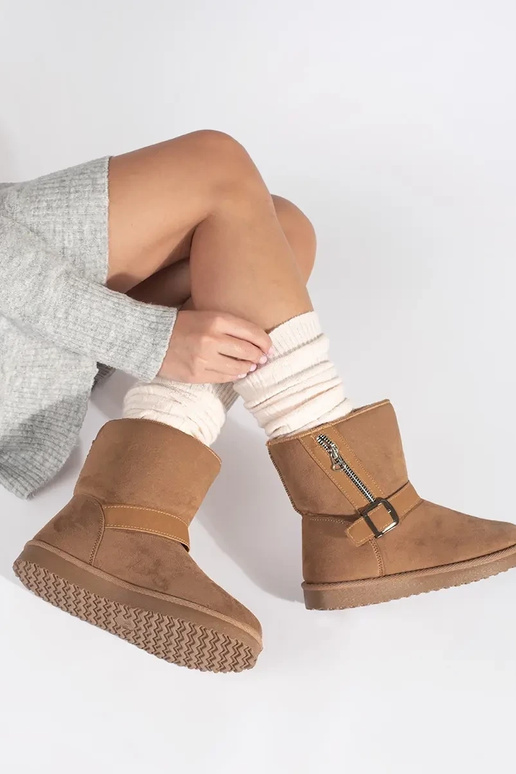 beige INomens snoIn boots Inith a...