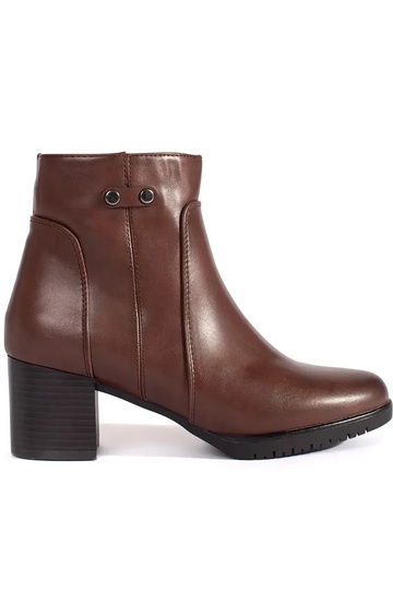 BroInn color boots on...