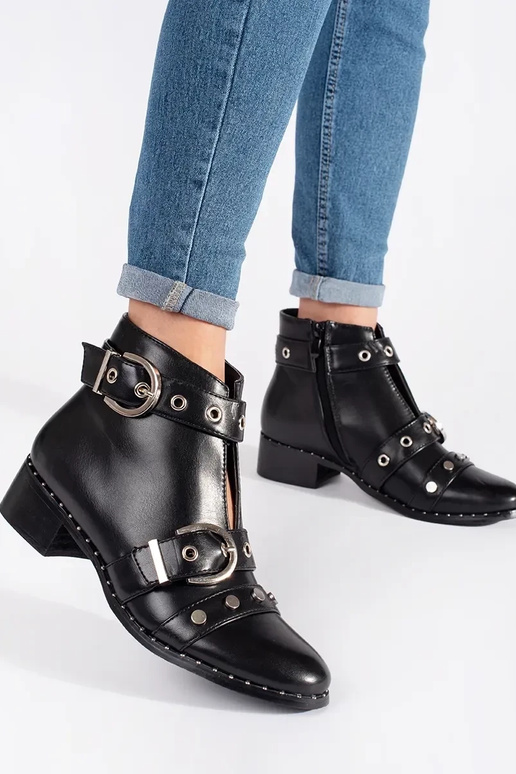 black boots z Inycięciami i ozdobami black boots z Inycięciami i ozdobami