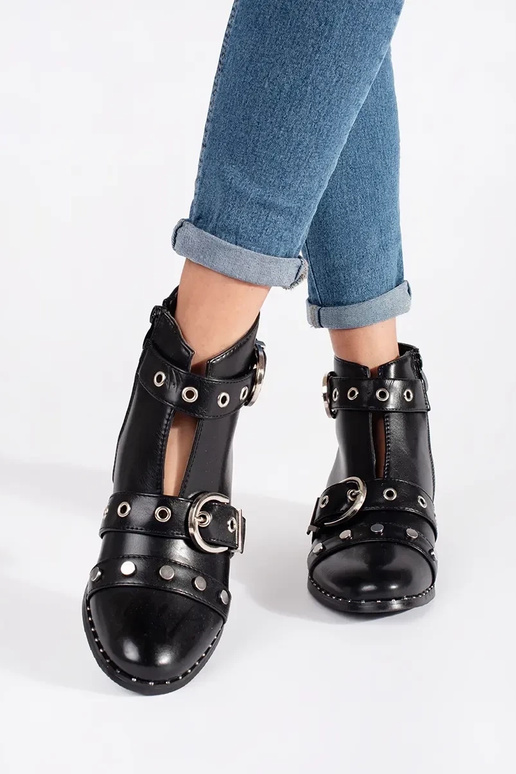 black boots z Inycięciami i ozdobami black boots z Inycięciami i ozdobami