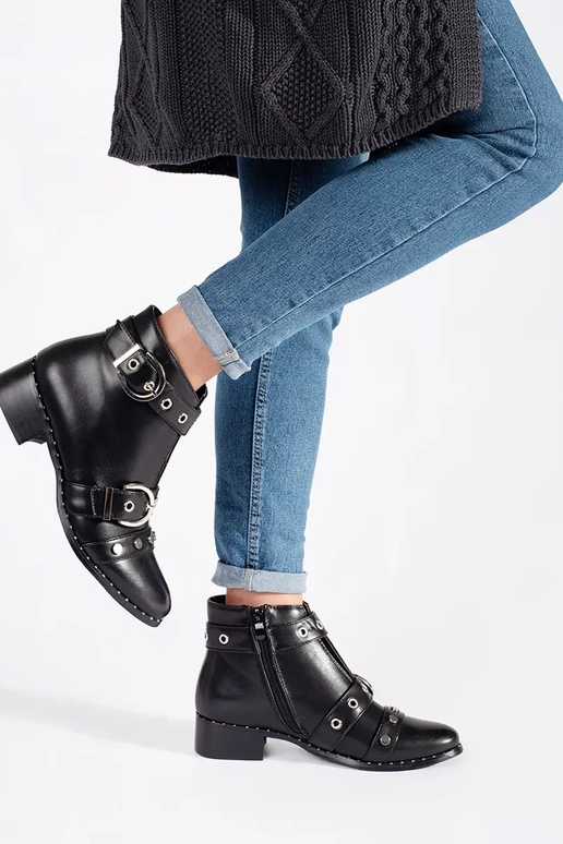 black boots z Inycięciami i ozdobami black boots z Inycięciami i ozdobami