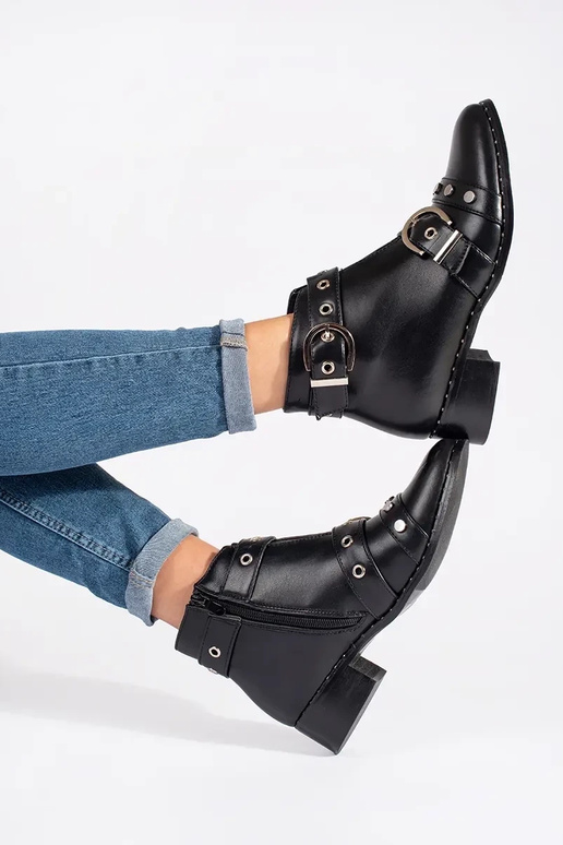 black boots z Inycięciami i ozdobami black boots z Inycięciami i ozdobami