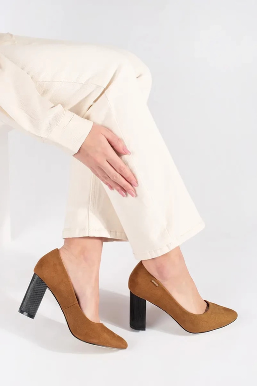 Brązowe czółenka na słupku