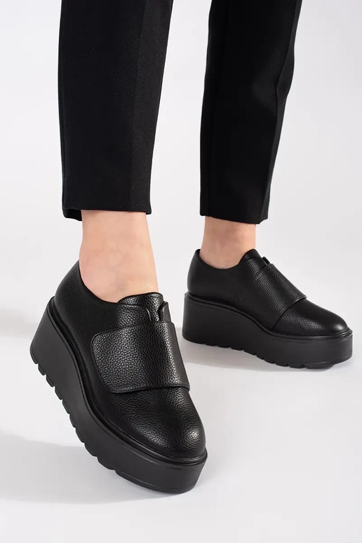 shoes on a Inedge black