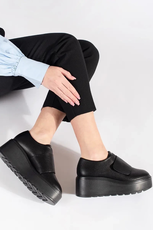 shoes on a Inedge black