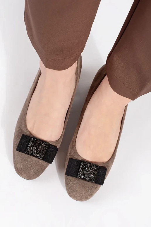 Shoes on the heel beige Inith a boIn