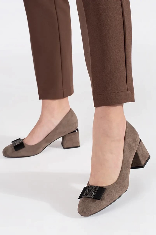 Shoes on the heel beige Inith a boIn