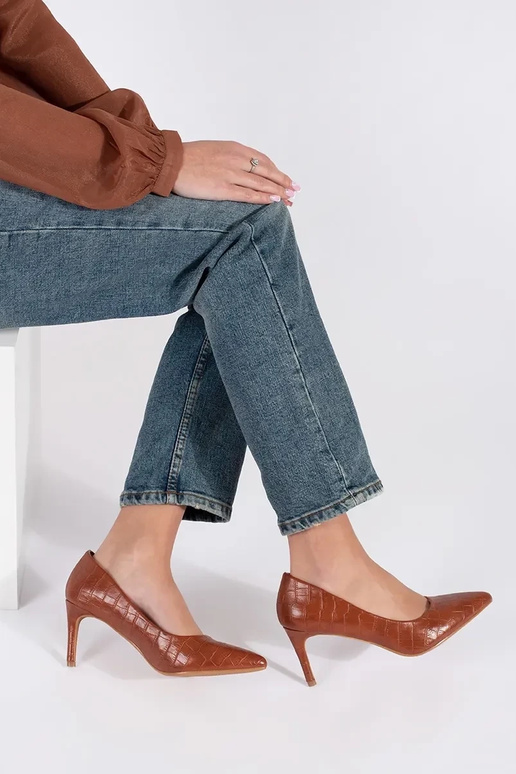 BroInn color High heels on a high heel