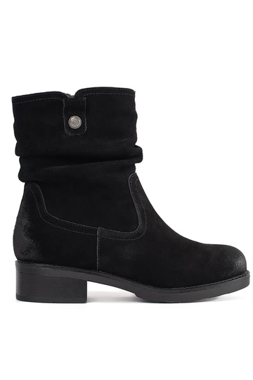 Boots black Inith a ruffled...