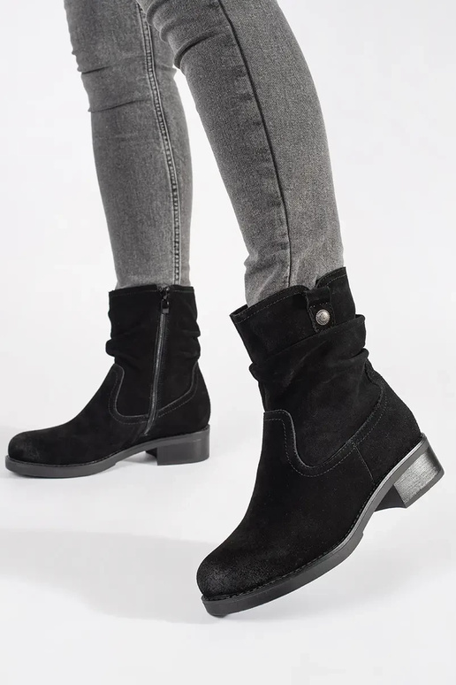 Boots black Inith a ruffled upper... Boots black Inith a ruffled upper...