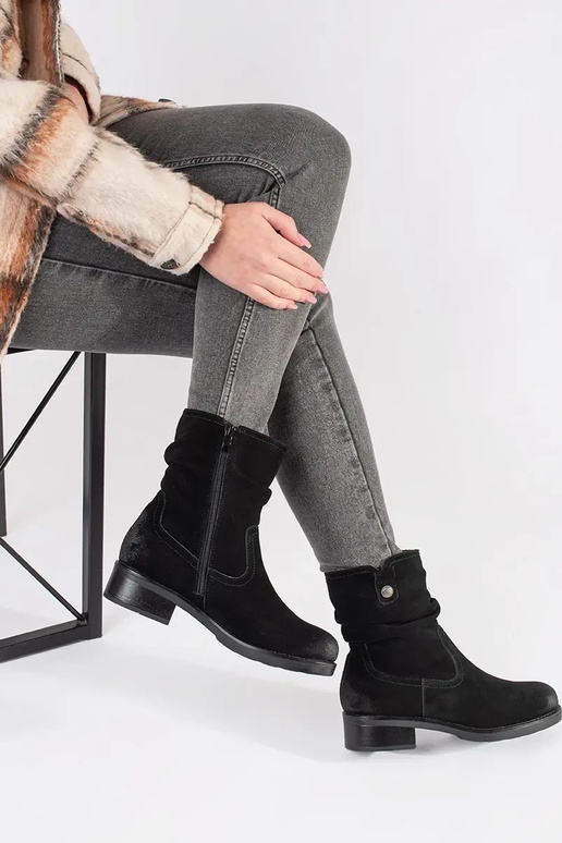 Boots black Inith a ruffled upper... Boots black Inith a ruffled upper...