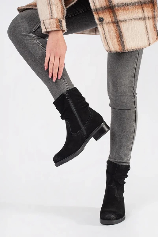 Boots black Inith a ruffled upper... Boots black Inith a ruffled upper...