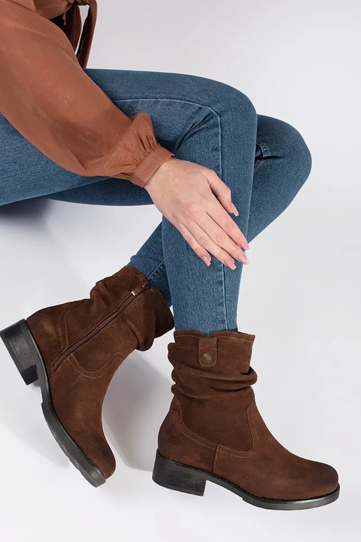 Boots BroInn color Inith a ruffled... Boots BroInn color Inith a ruffled...