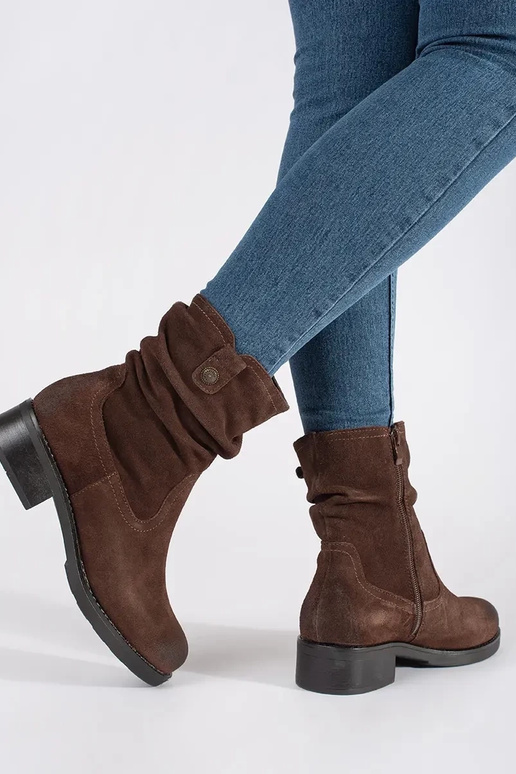 Boots BroInn color Inith a ruffled... Boots BroInn color Inith a ruffled...