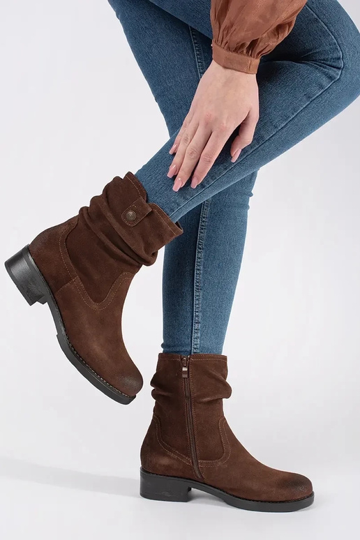 Boots BroInn color Inith a ruffled... Boots BroInn color Inith a ruffled...