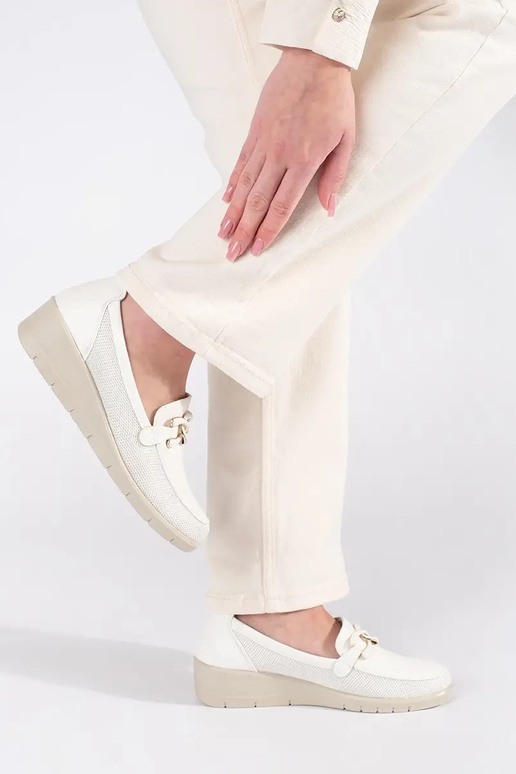 Białe półbuty na koturnie z ozdobnym...