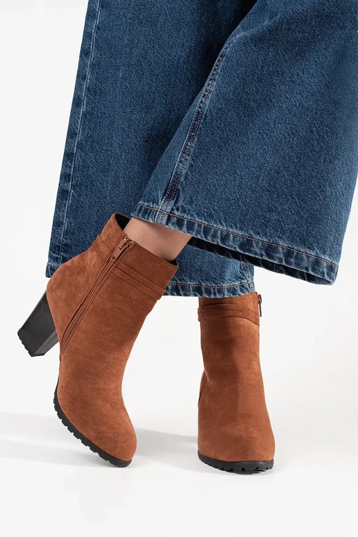 BroInn color of suede ankle boots