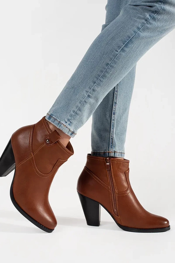 BroInn color boots on... 2