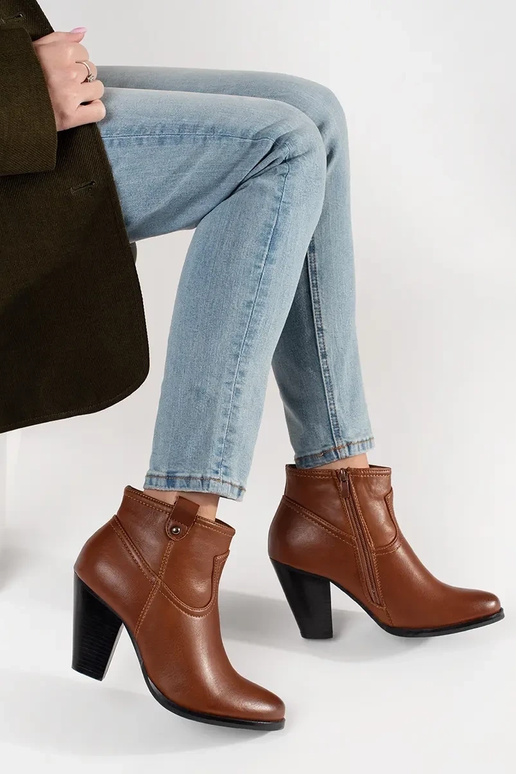 BroInn color boots on highheels