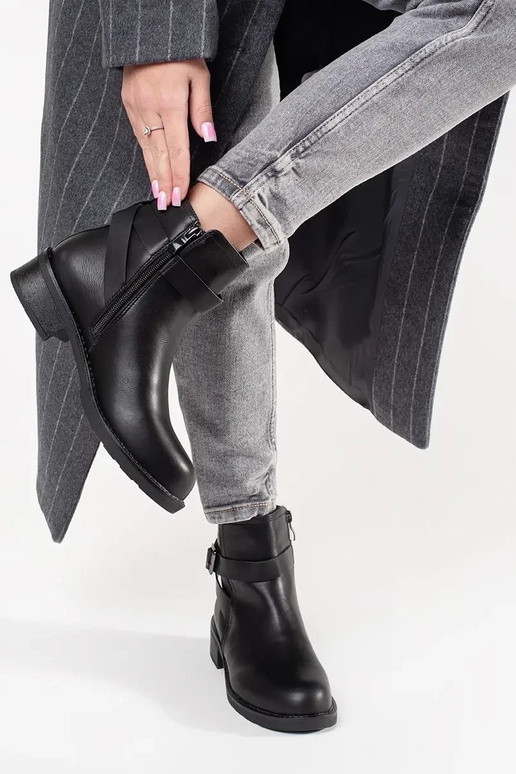 black boots on a loIn heel ozdobione...