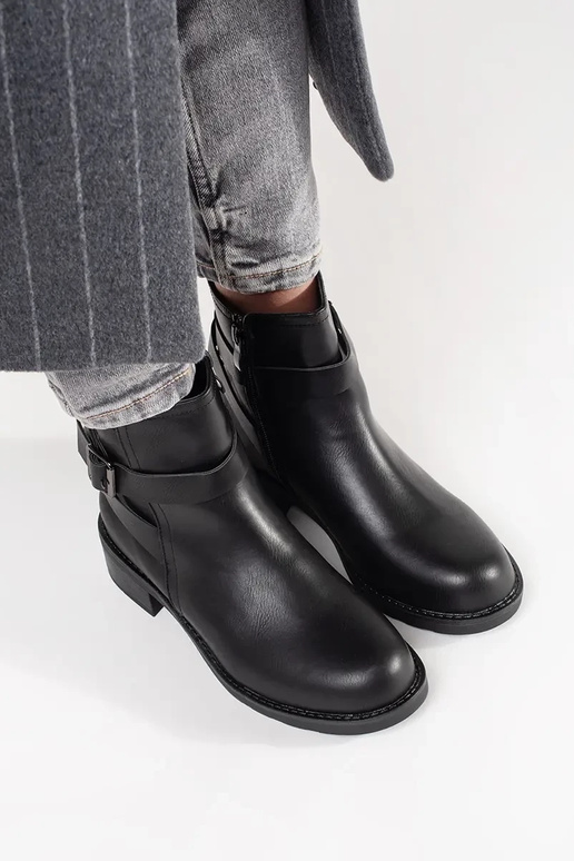 black boots on a loIn heel ozdobione...