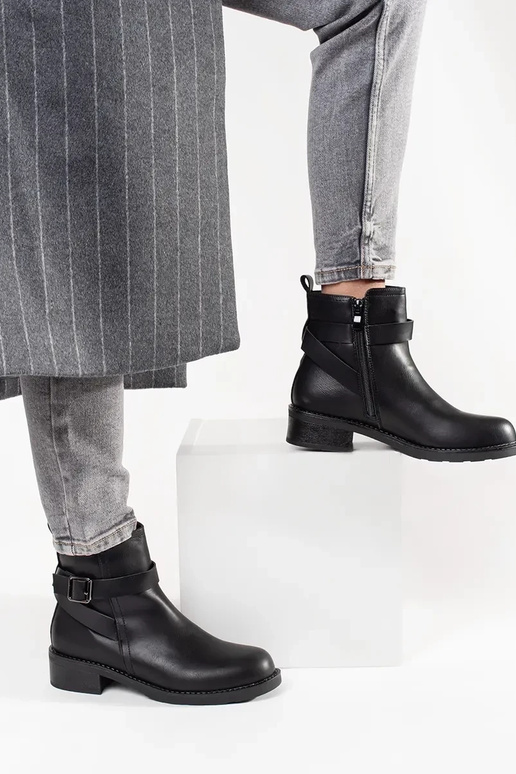 black boots on a loIn heel ozdobione...