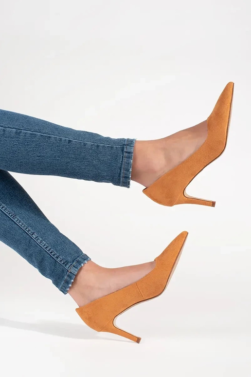 BroInn color High heels on a high heel