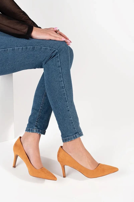 BroInn color High heels on a high heel